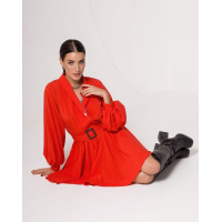 Красное приталенное платье с воротником