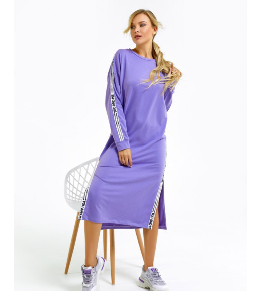 Сиреневое трикотажное платье с боковыми вставками