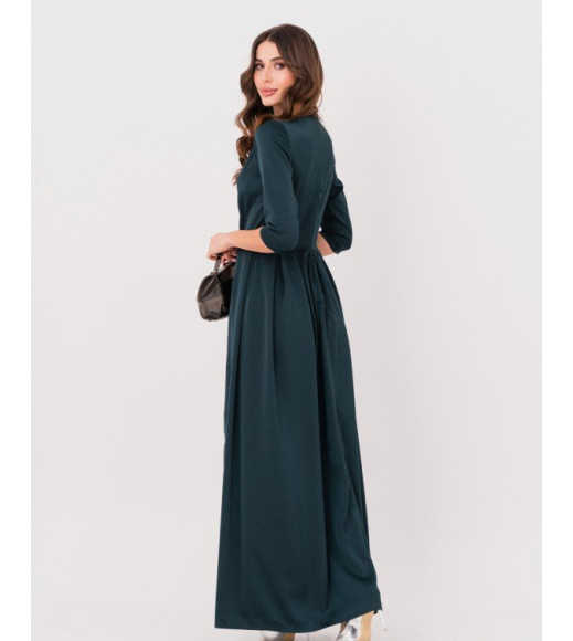 Темно-зеленое сатиновое длинное платье с декольте на запах