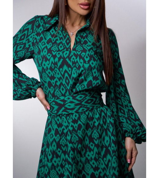 Зеленое платье-трапеция с орнаментом