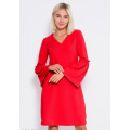 Червоне плаття з V-подібним вирізом і воланами на рукавах