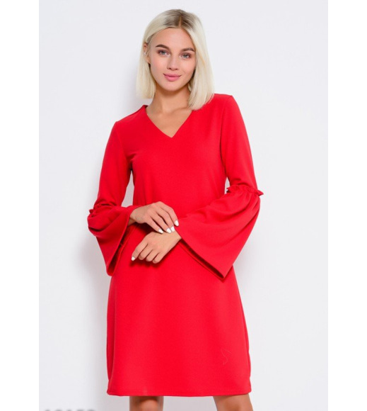 Красное платье с V-образным вырезом и воланами на рукавах
