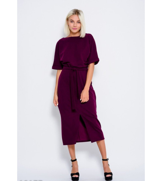 Фиолетовое приталенное платье с разрезом