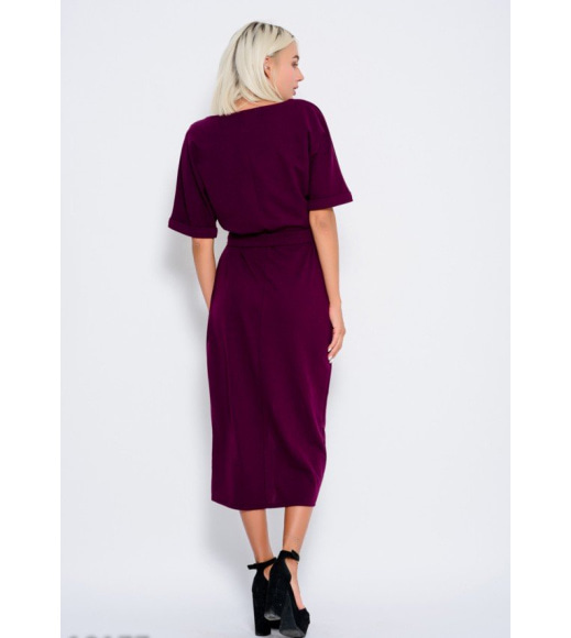 Фиолетовое приталенное платье с разрезом