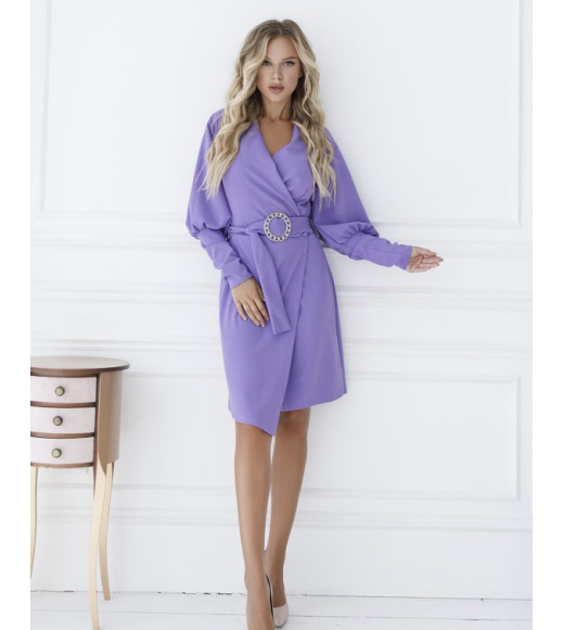 Фиолетовое платье с декольте на запах