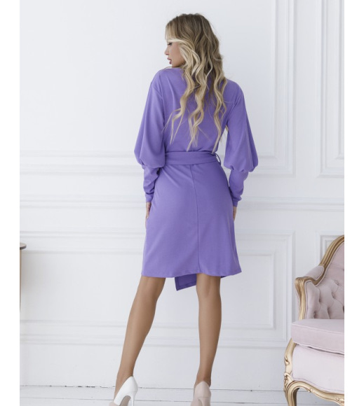 Фіолетова сукня з декольте на запах