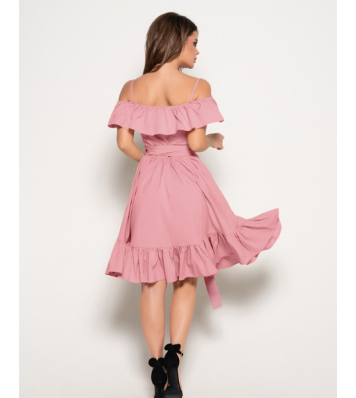 Розовое платье на бретелях со спущенными плечами