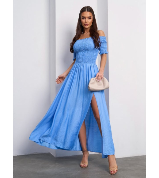 Голубое льняное платье с облегающим верхом из жатки