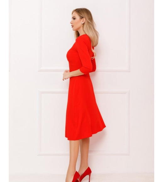 Классическое платье красного цвета