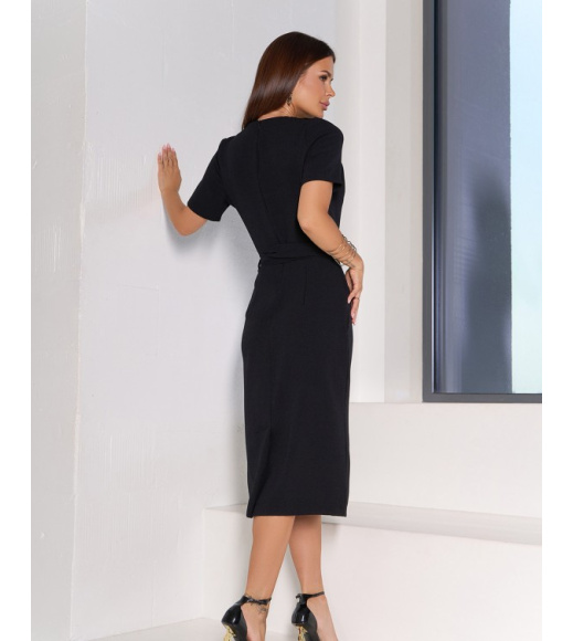 Классическое однотонное платье черного цвета