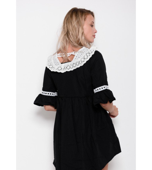 Чорна котонова сукня з воланами і мереживом на рукавах і комірі