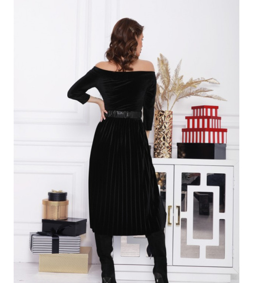 Чорне велюрову сукня з плісировкою