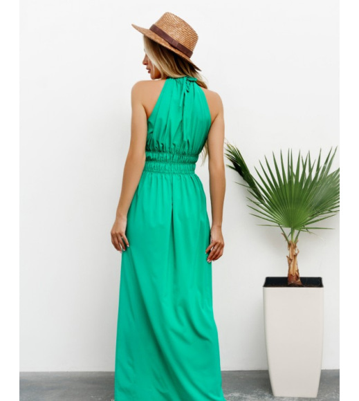 Зеленое длинное платье с жаткой на талии