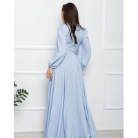 Голубое длинное платье с кроем на запах