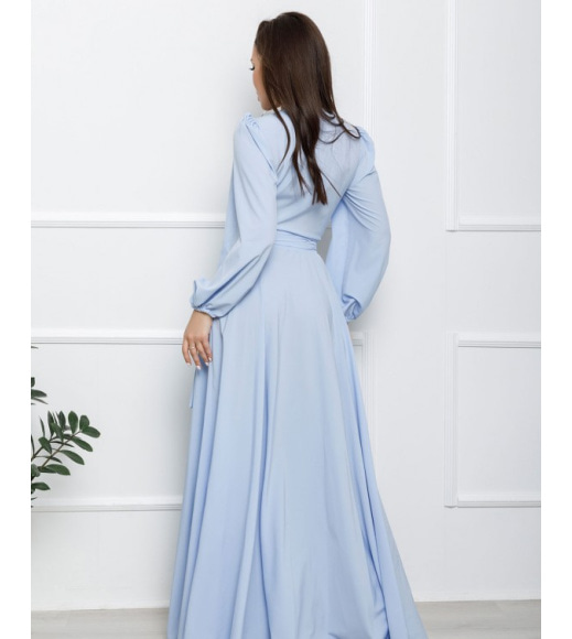 Блакитне довге плаття з кроєм на запах