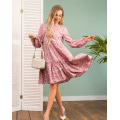 Розовое цветочное платье-трапеция с воланами