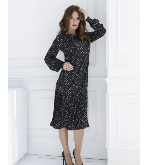 Черное прямое платье в горошек с плиссировкой