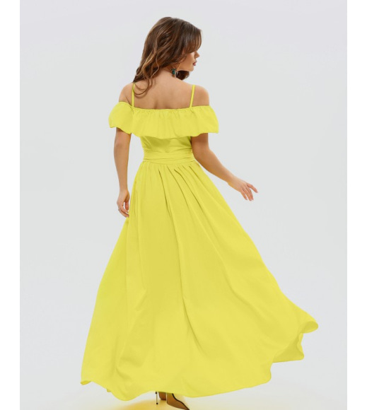 Желтое длинное платье с открытыми плечами