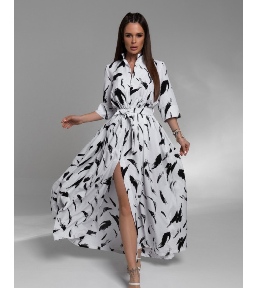 Бело-черное длинное платье с разрезом