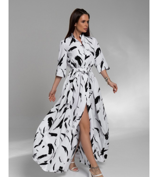 Бело-черное длинное платье с разрезом