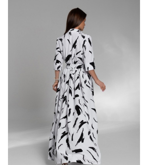 Біло-чорна довга сукня з розрізом