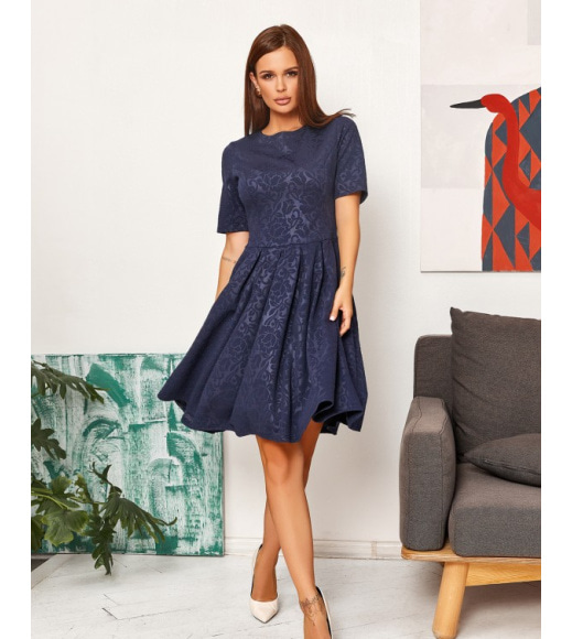 Классическое синее платье с цветочным орнаментом