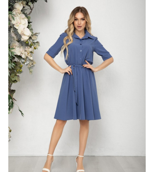 Голубое приталенное платье-рубашка с короткими рукавами