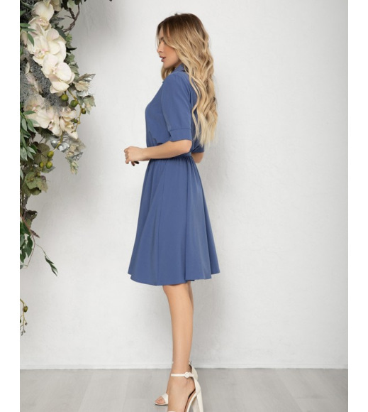 Голубое приталенное платье-рубашка с короткими рукавами