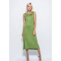 Зеленое длинное платье без рукавов