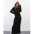 Черное длинное платье с воротником-поло