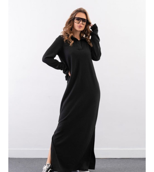 Черное длинное платье с воротником-поло