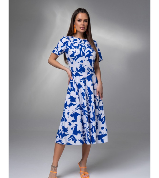 Бело-синее приталенное платье с цветочным принтом