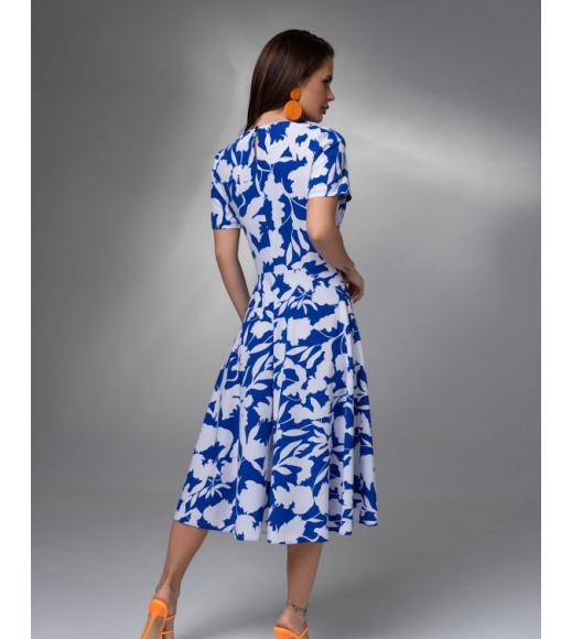 Біло-синя приталена сукня з квітковим принтом