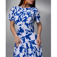 Бело-синее приталенное платье с цветочным принтом