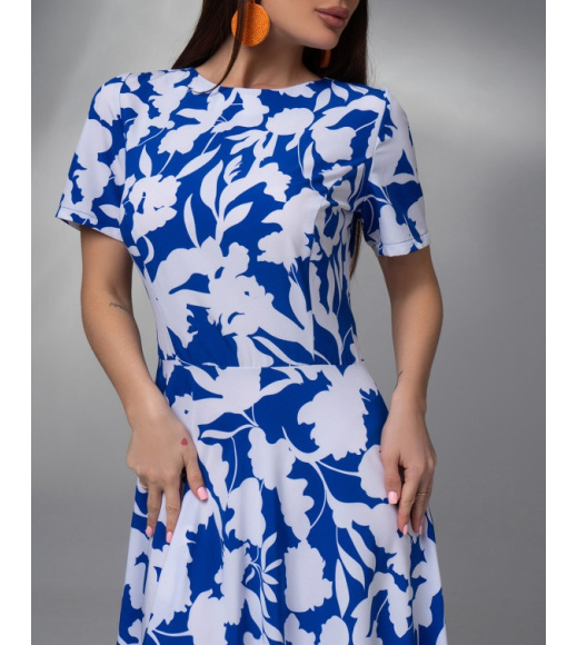 Біло-синя приталена сукня з квітковим принтом