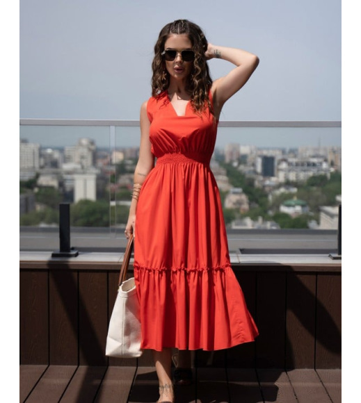 Червона сукня з V-подібними вирізами