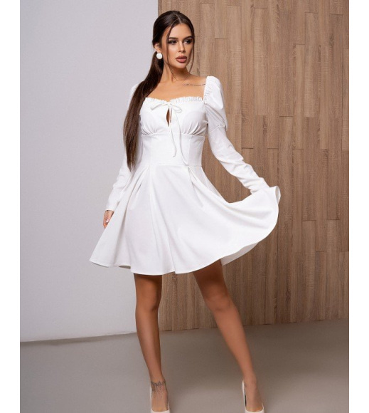 Біле призібране плаття з рюшами