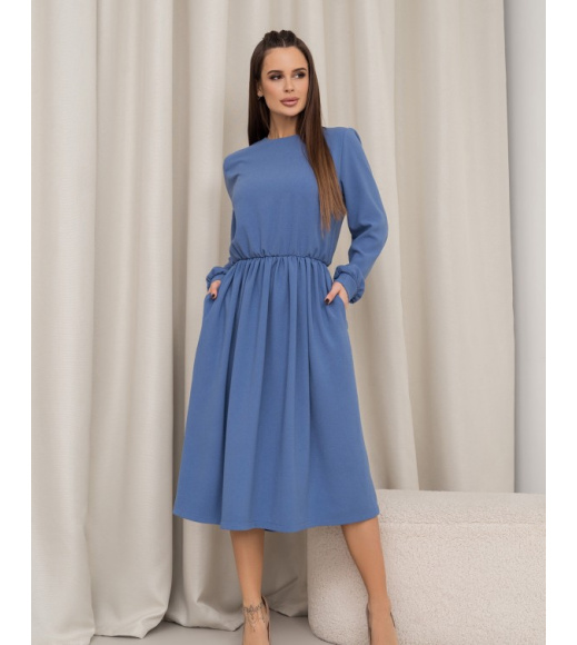 Голубое классическое платье с длинными рукавами