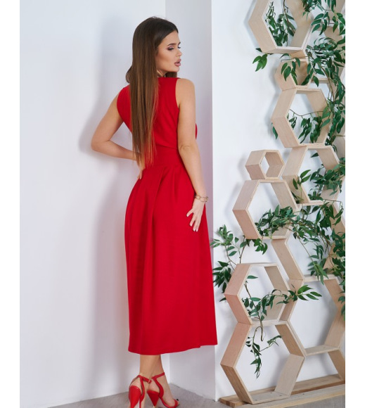 Красное платье с декольте на запах