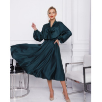 Зеленое шелковое платье с воротником-бантом
