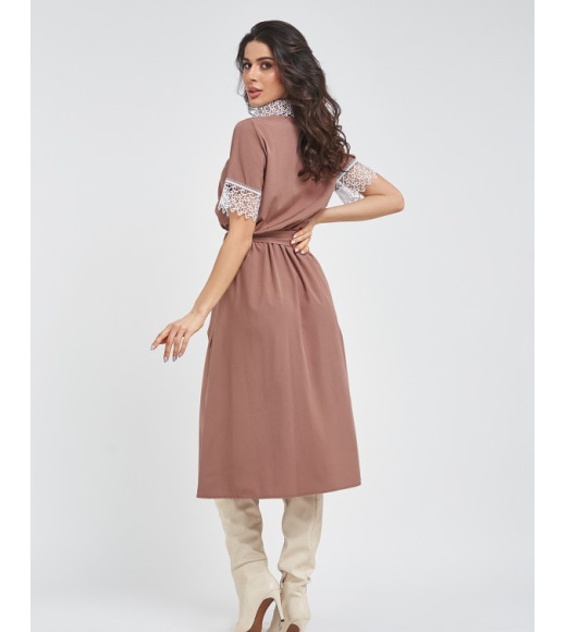 Светло-коричневое приталенное платье с кружевом