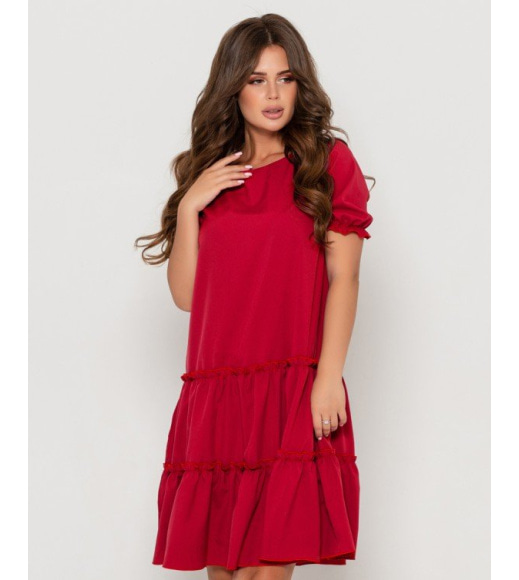 Червона розкльошена сукня з воланами