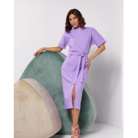 Сиреневое однотонное платье с разрезом