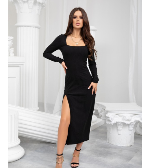 Чорна трикотажна сукня з розрізом на нозі