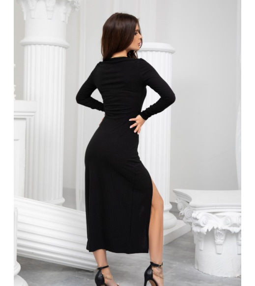 Черное трикотажное платье с разрезом на ноге