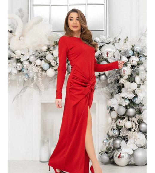 Красное платье с драпировкой и разрезом