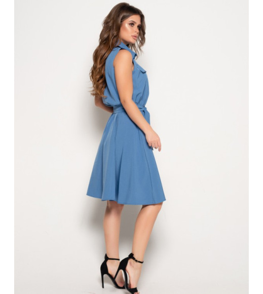 Приталенное синее платье без рукавов с воротником