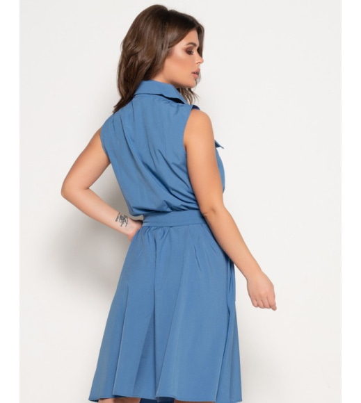 Приталенное синее платье без рукавов с воротником
