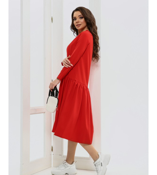 Красное свободное платье с длинными рукавами