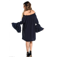 Темно-синее свободное платье с открытыми плечами и воланами от локтей